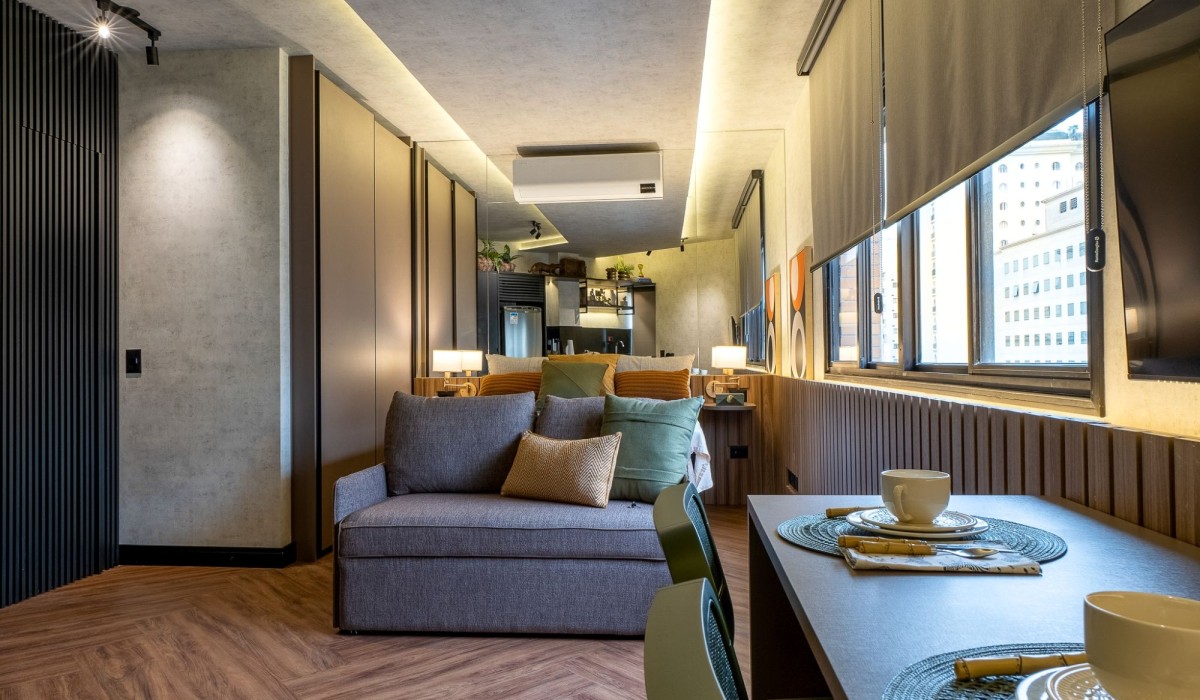 Iluminação e marcenaria elevam loft de 40m² na capital paulista