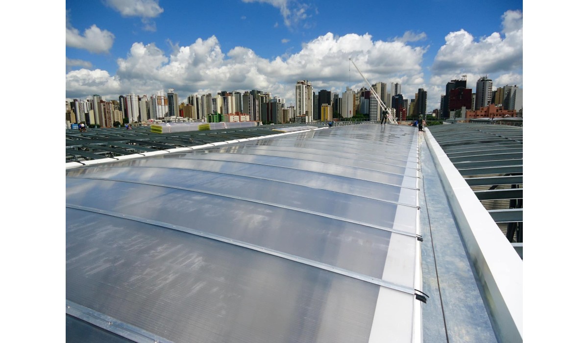 Demanda por iluminação natural cresce e reduz custos operacionais em grandes empresas